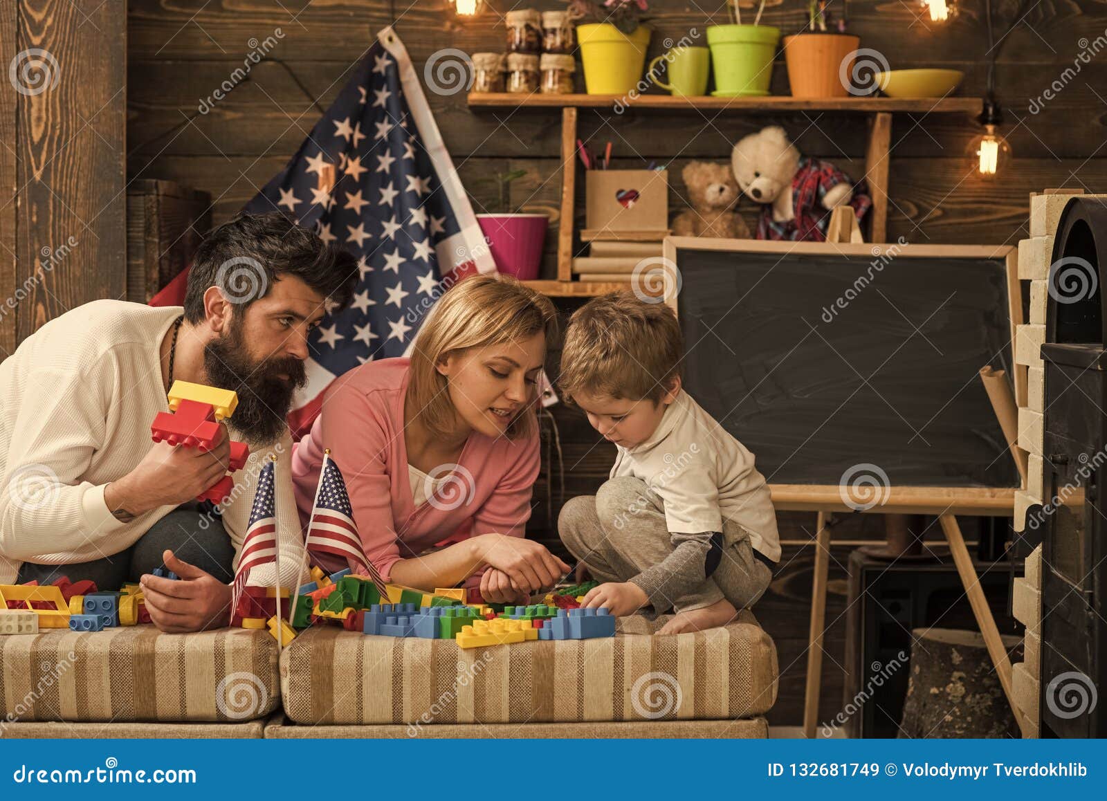 Família Americana Feliz Que Joga Com Construtor Em Casa Mãe E Pai Que  Ajudam a Construir a Construção Com Tijolos Imagem de Stock - Imagem de  menino, lazer: 132681749