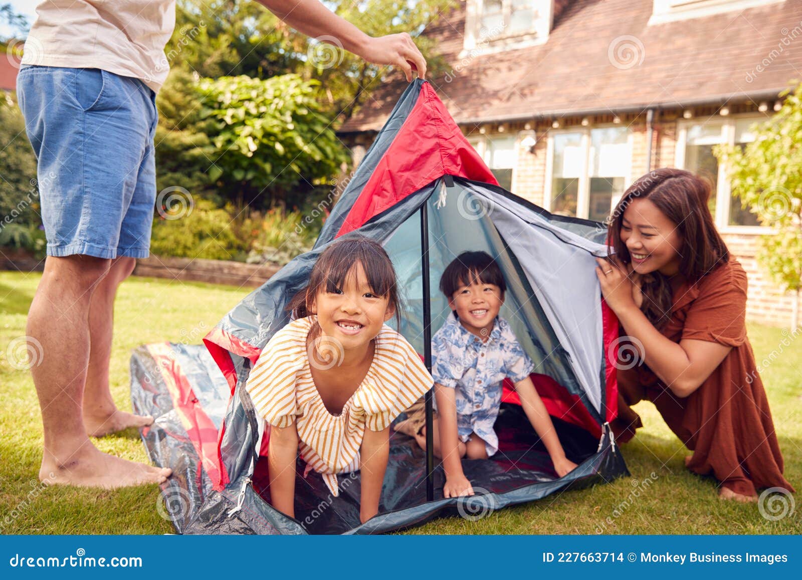 Família Asiática No Jardim Em Casa Montando Uma Tenda Para Acampar Juntos  Foto de Stock - Imagem de acampar, feriado: 227663714