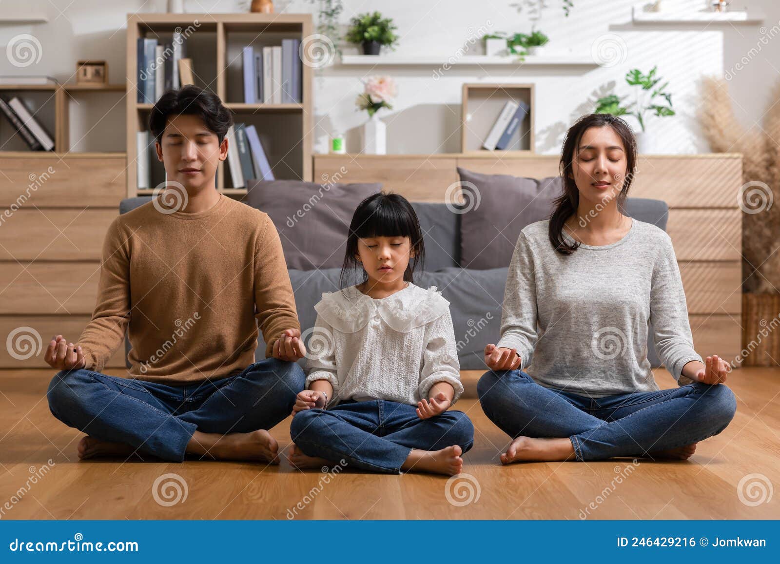 Calmo Idoso Asiático Saudável Com Pêlos Brancos Fazendo Yoga Lotus