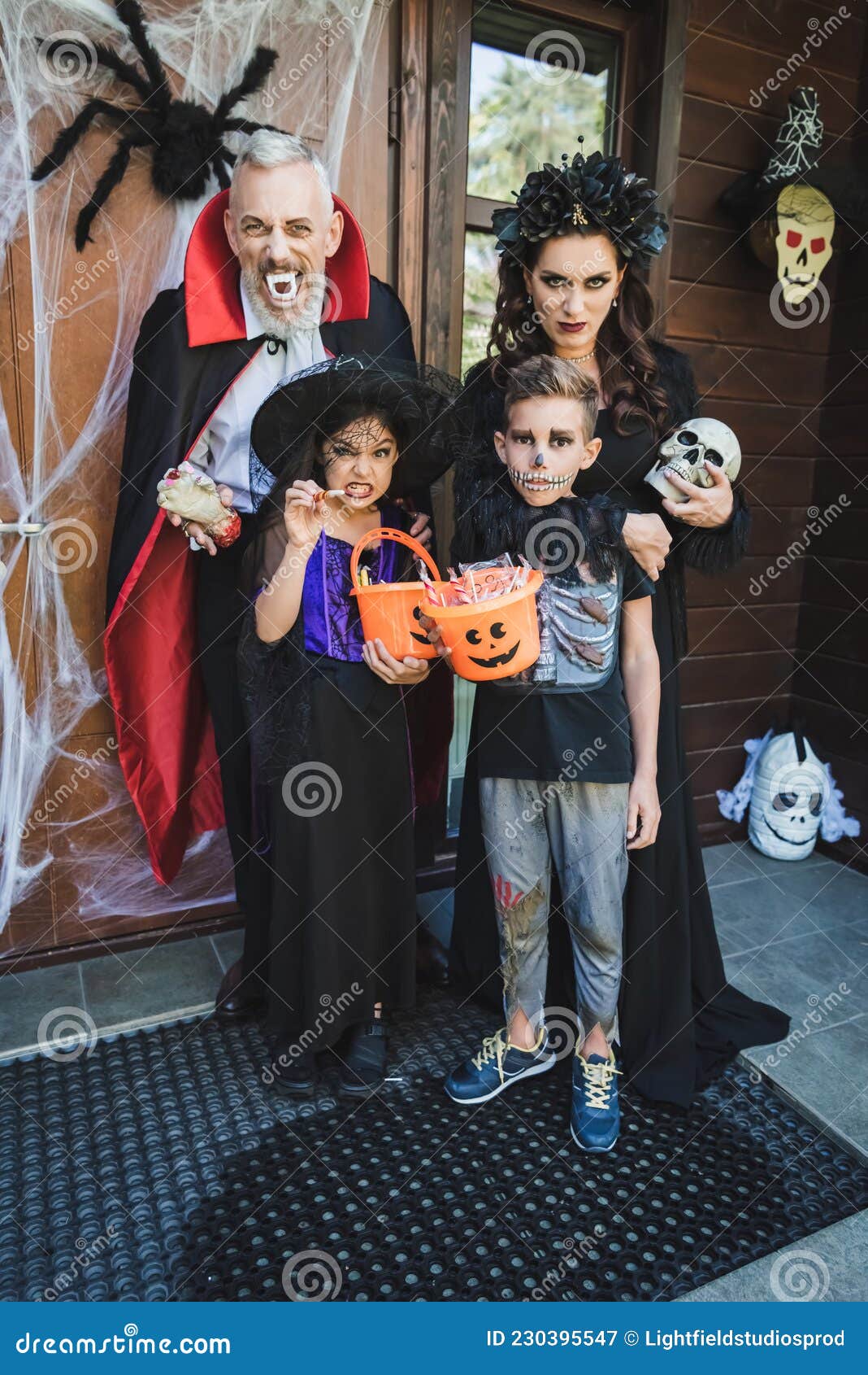 Família Assustadora Em Fantasias De Halloween Gritando Imagem de Stock -  Imagem de feriado, filho: 230395547