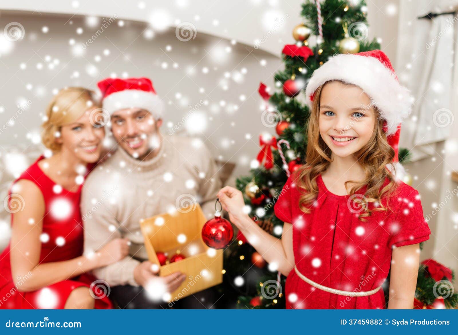 No Dia De Natal, Um Grupo De Amigos Olhando Para A Árvore De Natal Decorada  No Quarto, Sorrindo E Rindo. Foto Royalty Free, Gravuras, Imagens e Banco  de fotografias. Image 65786586