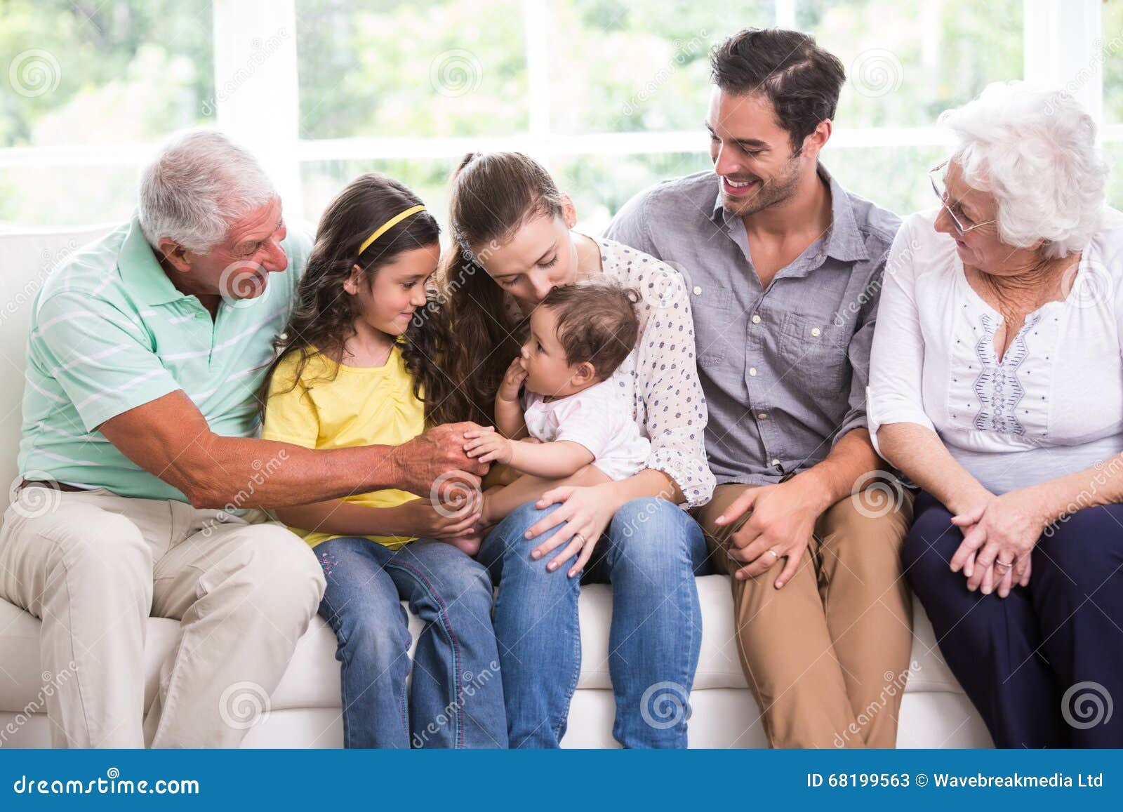 Familia De Sorriso Que Joga Com Bebe Ao Sentar Se No Sofa Imagem De Stock Imagem De Carregar Domestico Familia De Sorriso Que Joga Com Bebe Ao Sentar Se No Sofa Imagem De Stock Imagem De Carregar Domestico