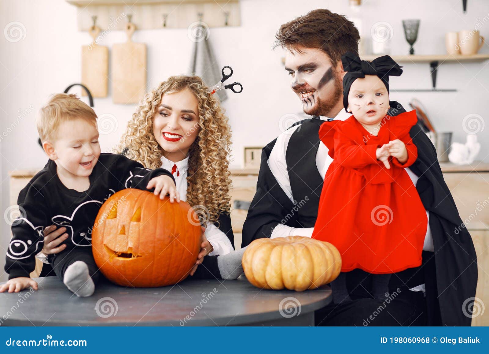 Resultado de imagem para fantasia familia  Family halloween costumes,  Family costumes, Halloween costumes