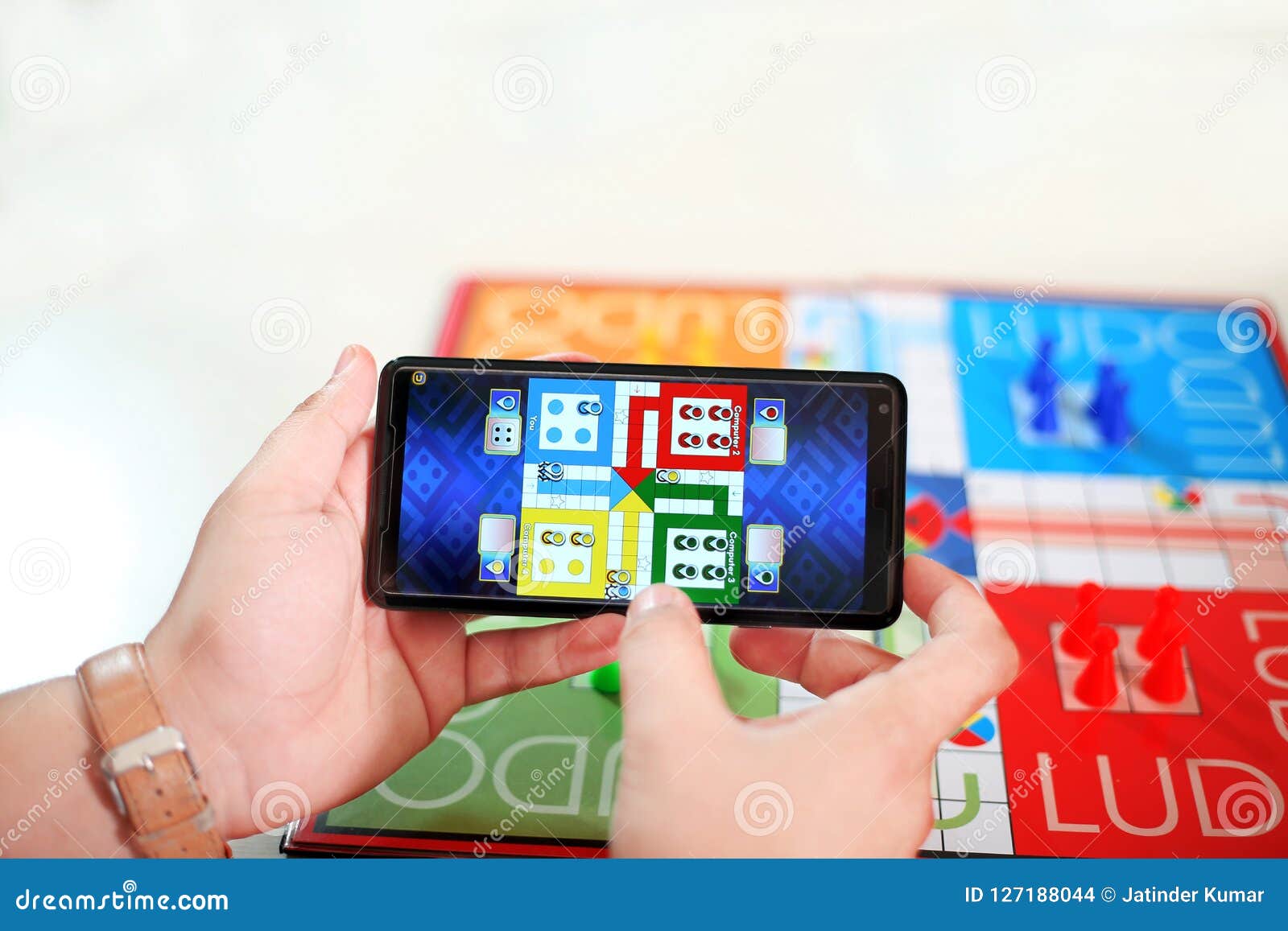 A Família Está Jogando O Jogo De Ludo No Telefone Imagem Do Jogo De Mesa De  Ludo Imagem de Stock Editorial - Imagem de jogo, jogos: 127188044