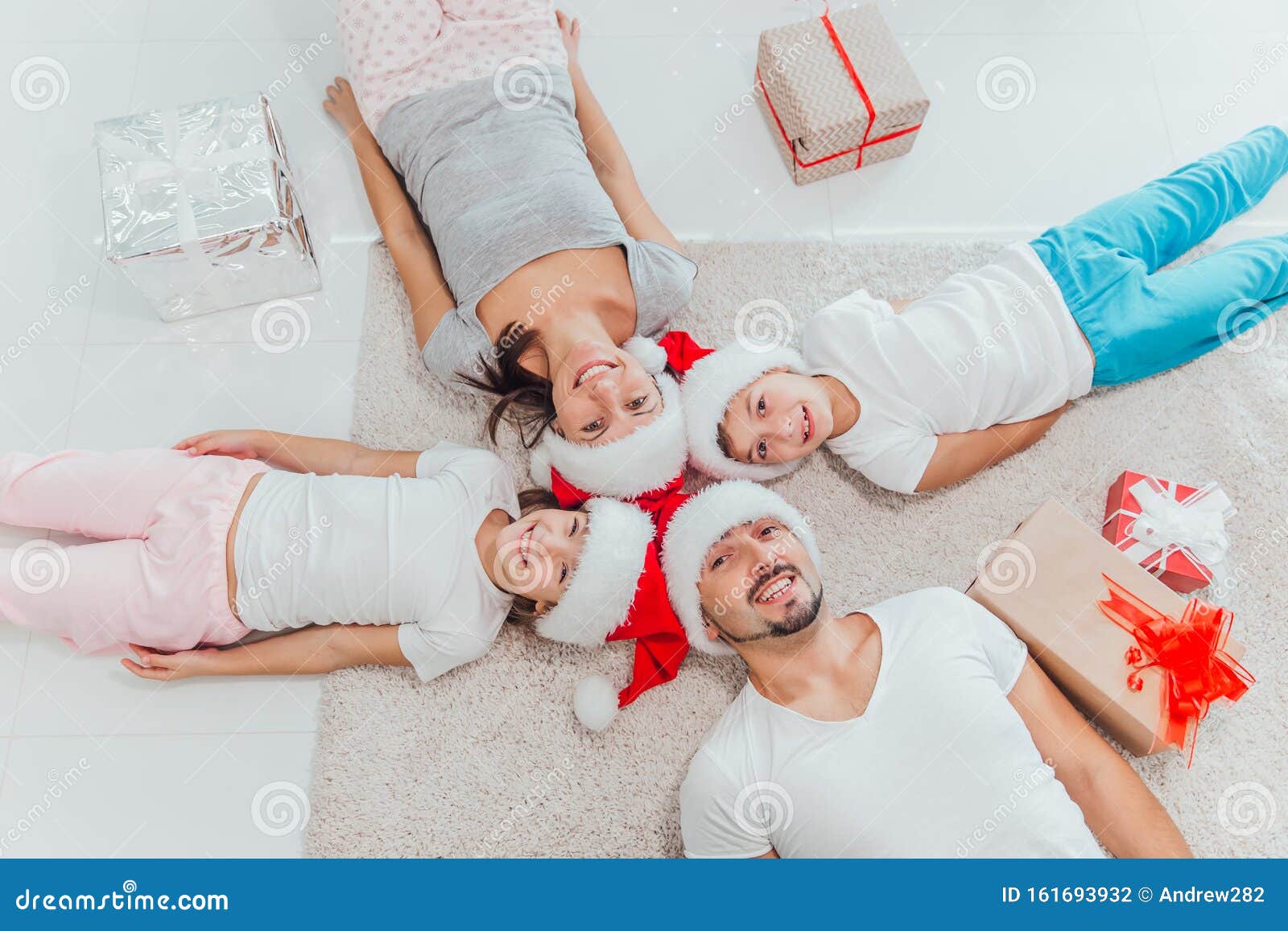 Família de Natal de quatro pessoas feliz sorrindo sobre backgroud vermelho  fotos, imagens de © inarik #35233201