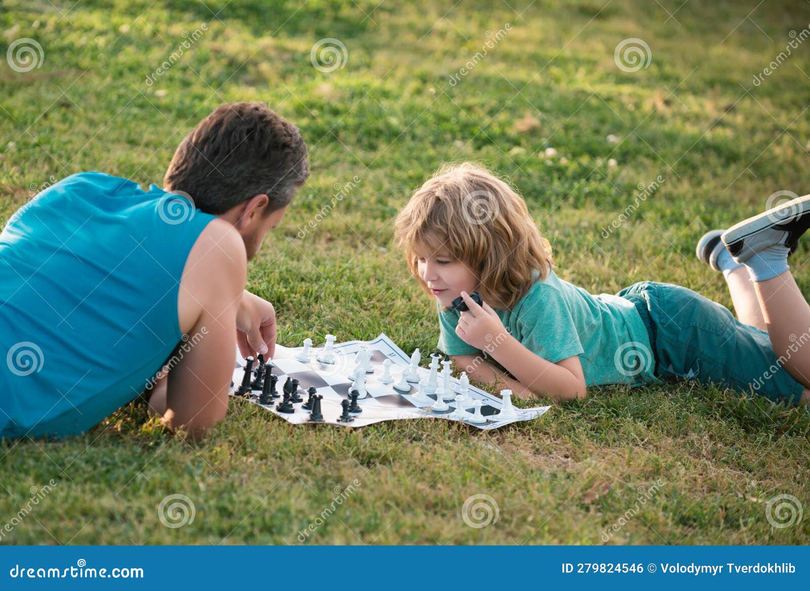 Feliz Pai E Filho Jogando Xadrez No Fotos e imagens sem royalties