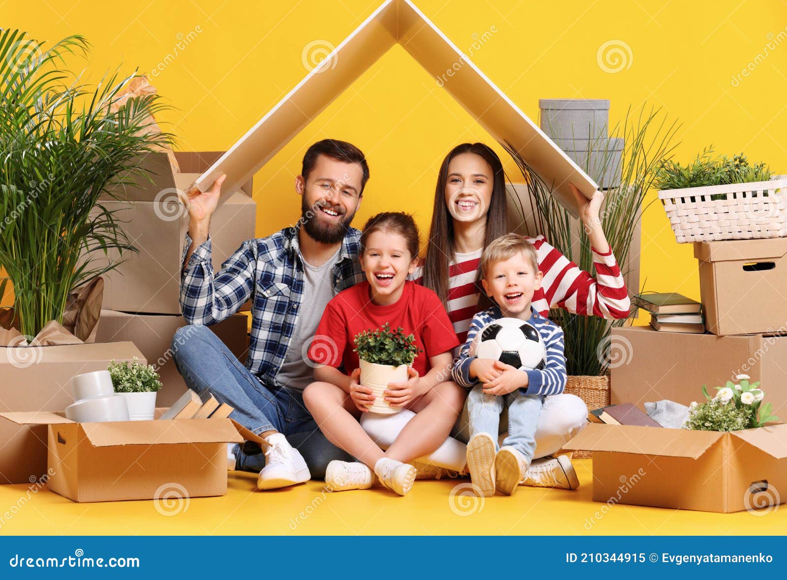 Família Feliz Se Deslocando Para Uma Nova Casa Imagem de Stock