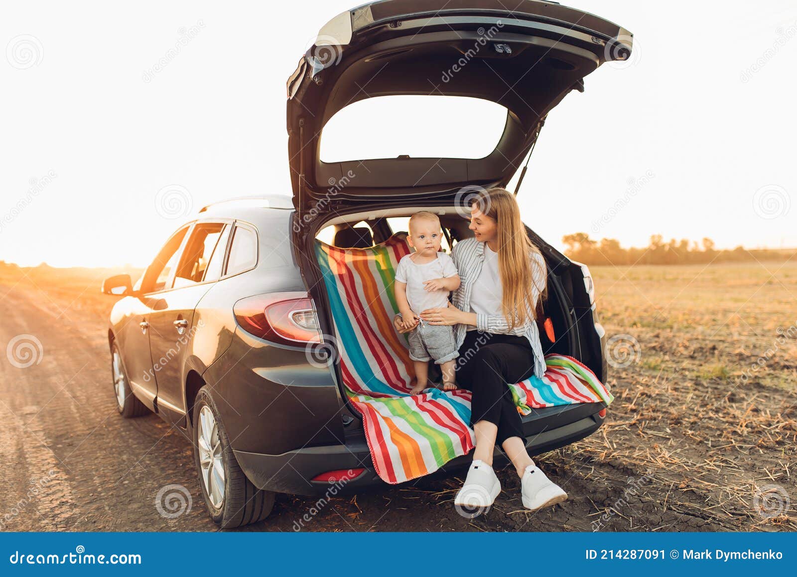 Retrato Em Família Cheia Com Crianças Pequenas Coloca Malas De Bagagem No  Carro Sorrindo Juntos Antes Da Viagem Imagem de Stock - Imagem de grande,  cuidado: 209416853