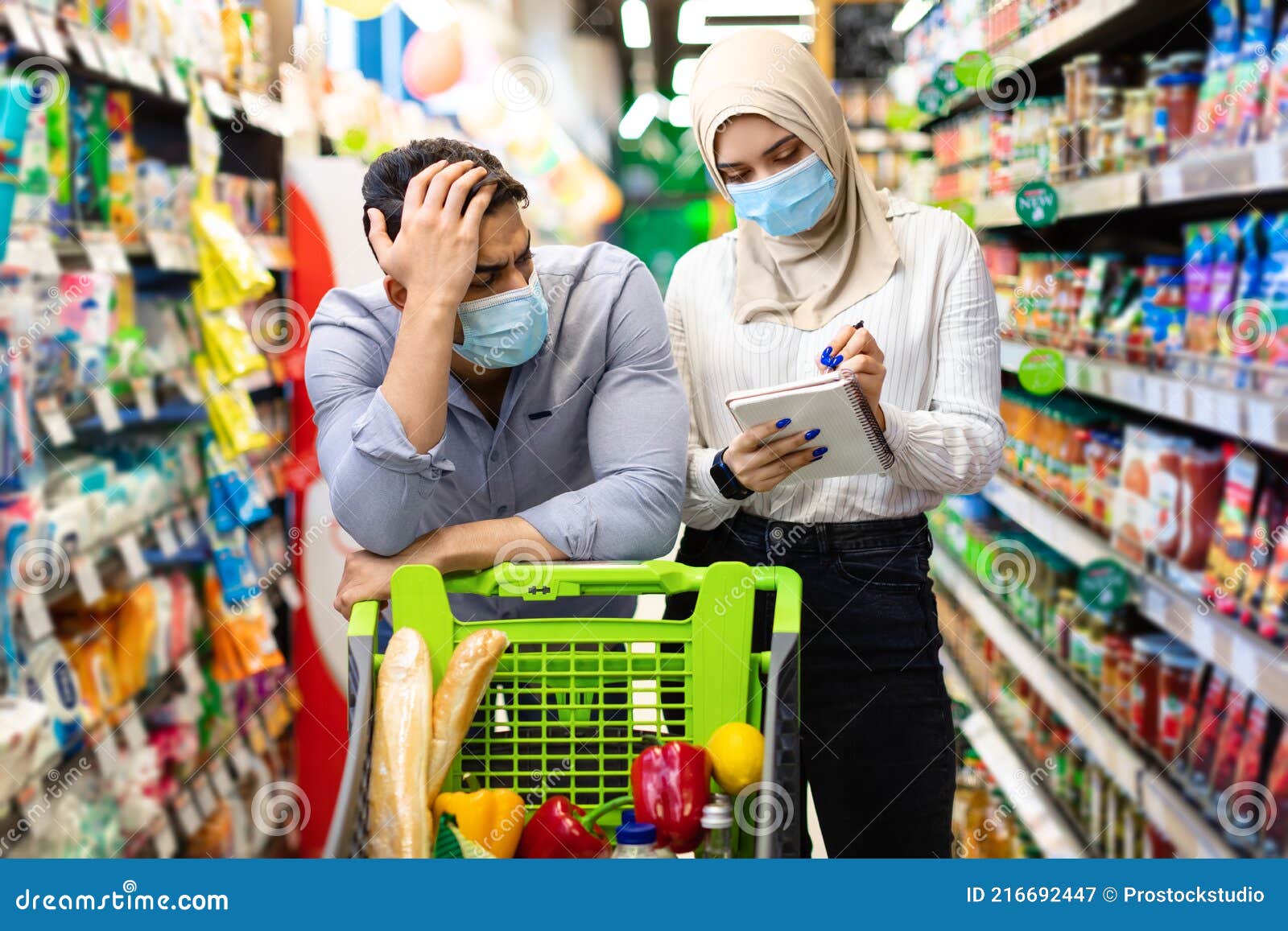 Casal feliz família muçulmana em compras de supermercado