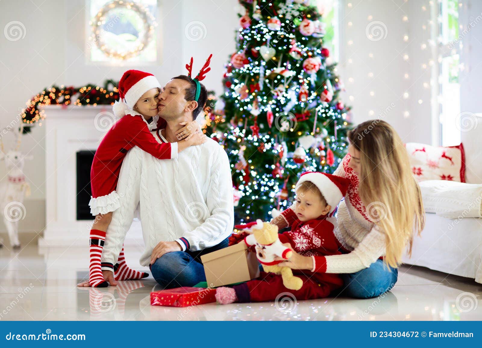Foto de Família Celebrando O Natal Em Casa e mais fotos de stock de Natal -  Natal, Família, Árvore de Natal - iStock