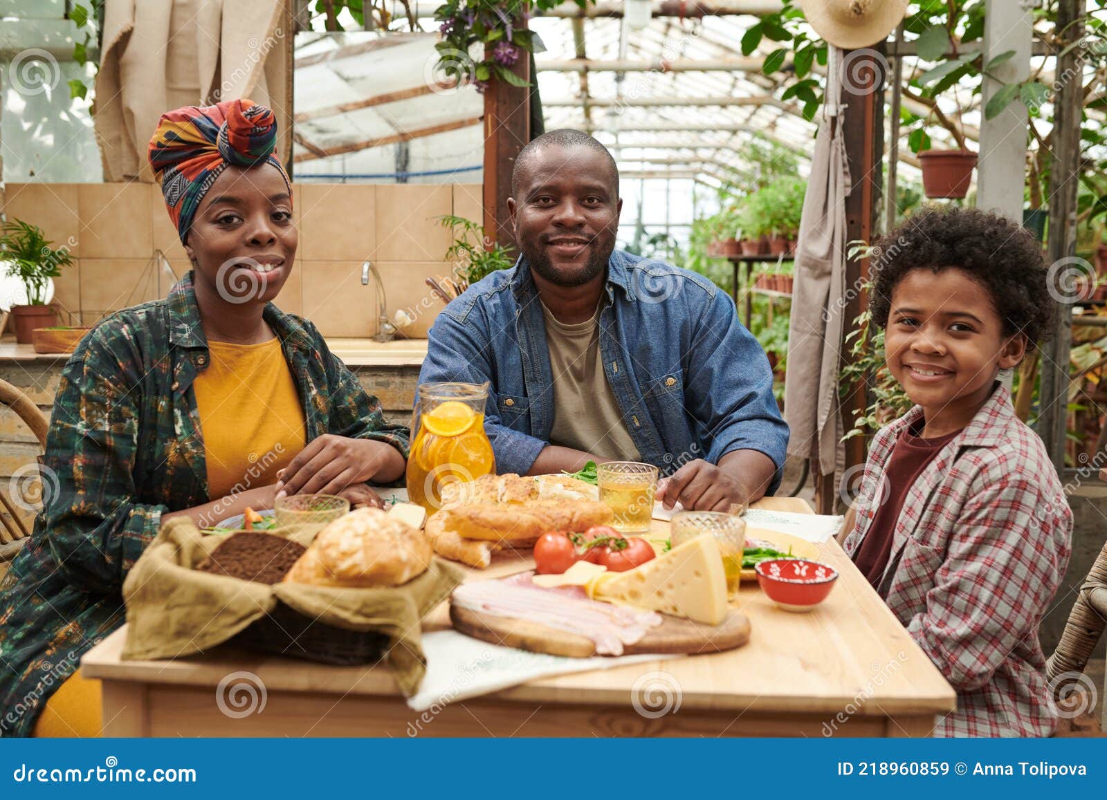 Retrato de uma mulher alegre sentada com amigos à mesa para jogar