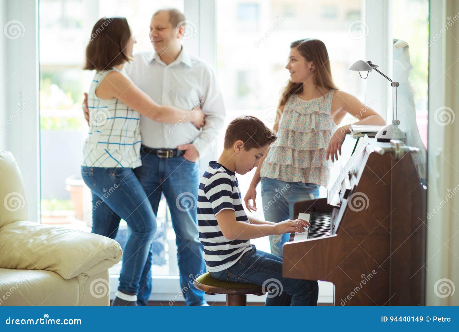 Família Nova Feliz Que Escuta Como Cildren a Música Do Piano Dos Jogos  Imagem de Stock - Imagem de jeans, pessoa: 94440149