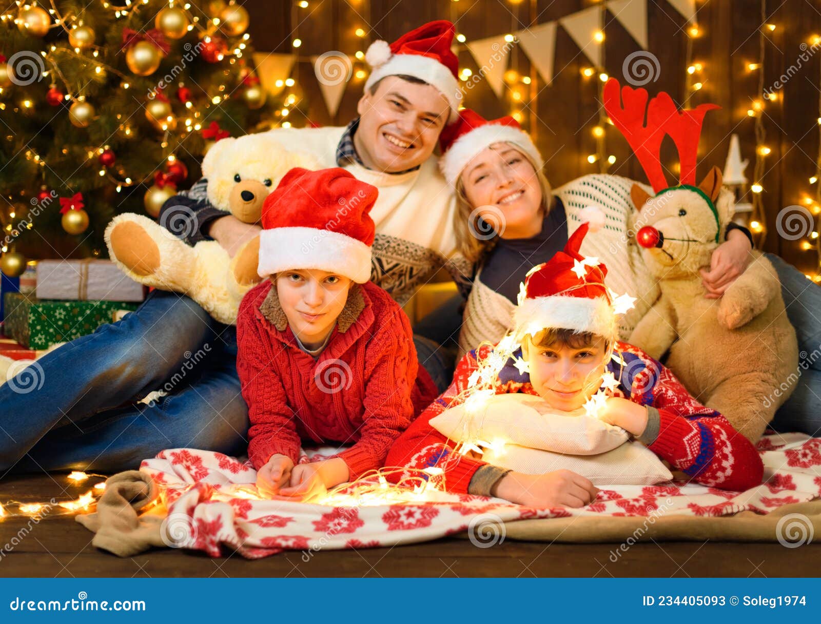 Família Que Se Posiciona No Ano Novo Ou Decoração De Natal. Retrato De Crianças E Pais. Luzes De Férias E árvore De Natal De Prese Imagem de Stock - Imagem de abeto, Família Que Se Posiciona No Ano Novo Ou Decoração De Natal. Retrato De Crianças E Pais. Luzes De Férias E árvore De Natal De Prese Imagem de Stock - Imagem de abeto,