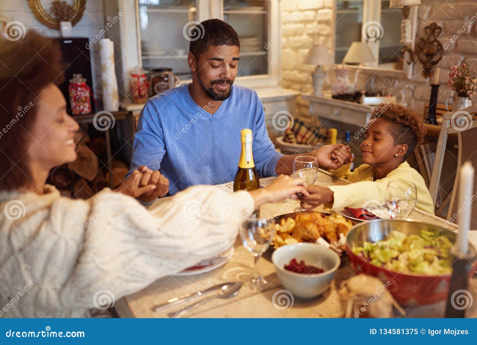 Família Que Tem a Oração Do Natal Para O Jantar Em Casa Imagem de Stock - Imagem de adulto, assento: 134581375 Família Que Tem a Oração Do Natal Para O Jantar Em Casa Imagem de Stock - Imagem de adulto, assento: 134581375
