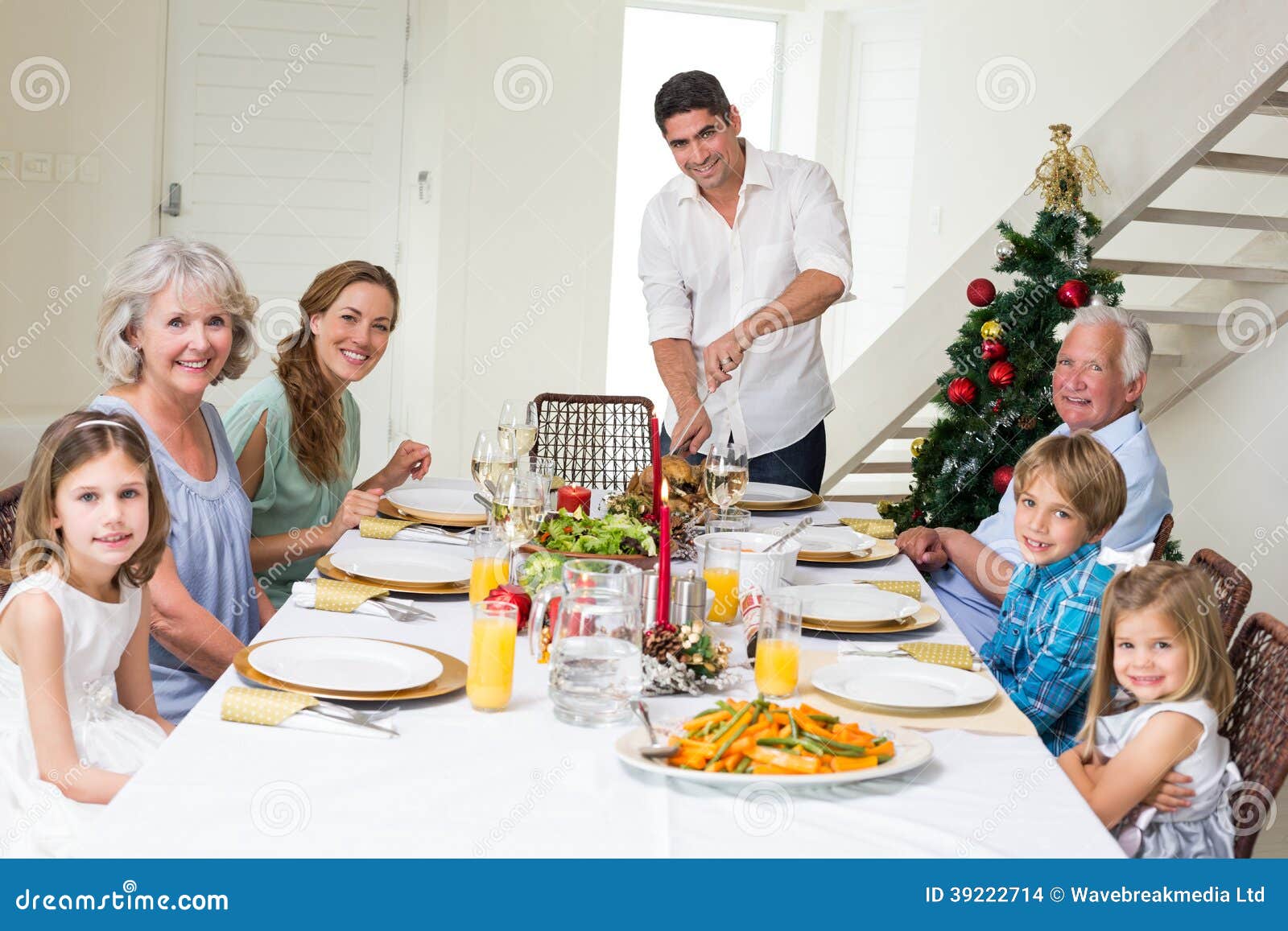 Pasti Di Natale.Famiglia Che Ha Pasto Di Natale Al Tavolo Da Pranzo Fotografia Stock Immagine Di Caucasico Uomo 39222714