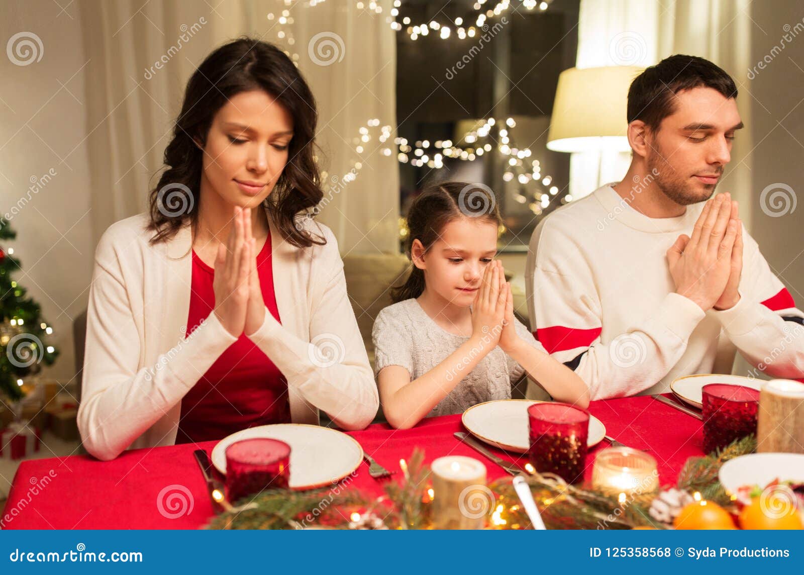 Pasti Di Natale.Famiglia Che Prega Prima Del Pasto Alla Cena Di Natale Fotografia Stock Immagine Di Bello Madre 125358568