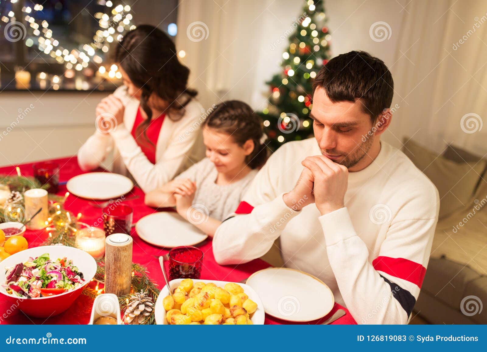 Pasti Di Natale.Famiglia Che Prega Prima Del Pasto Alla Cena Di Natale Immagine Stock Immagine Di Piatto Celebrazione 126819083