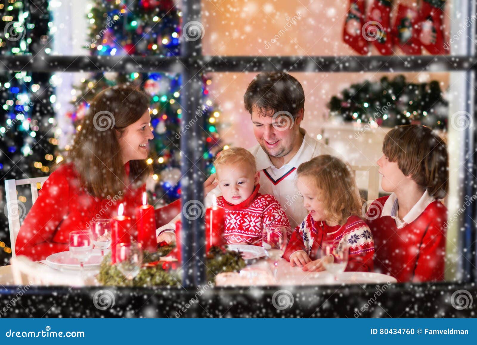 Famiglia Con I Bambini Alla Cena Di Natale A Casa Fotografia Stock Immagine Di Dicembre Ragazzo