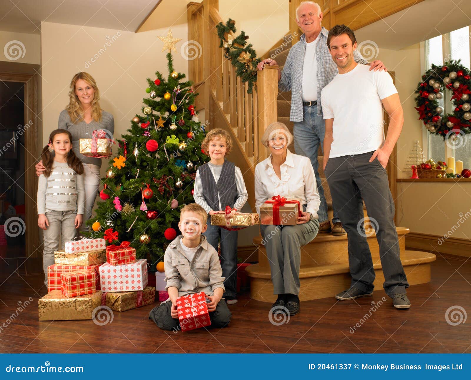 Albero Di Natale Con Foto Di Famiglia.Famiglia Con I Regali Intorno All Albero Di Natale Immagine Stock Immagine Di Caucasico Maschio 20461337