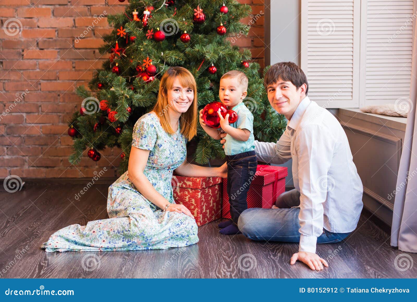 Famiglia Di Natale Con Il Bambino Genitori Felici E Bambini Sorridenti A Casa Che Celebrano Nuovo Anno Albero Di Natale Fotografia Stock Immagine Di Bambino Famiglia