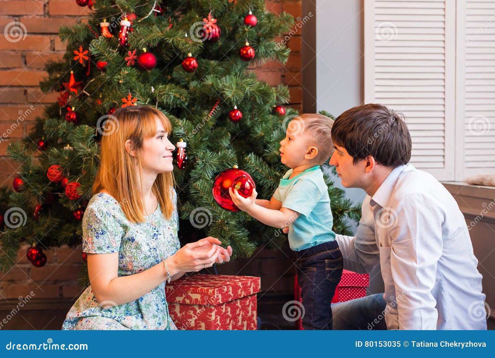 Regali Di Natale Genitori.Famiglia Di Natale Con Il Bambino Genitori Felici E Bambini Sorridenti A Casa Che Celebrano Nuovo Anno Albero Di Natale Immagine Stock Immagine Di Persona Regalo 80153035