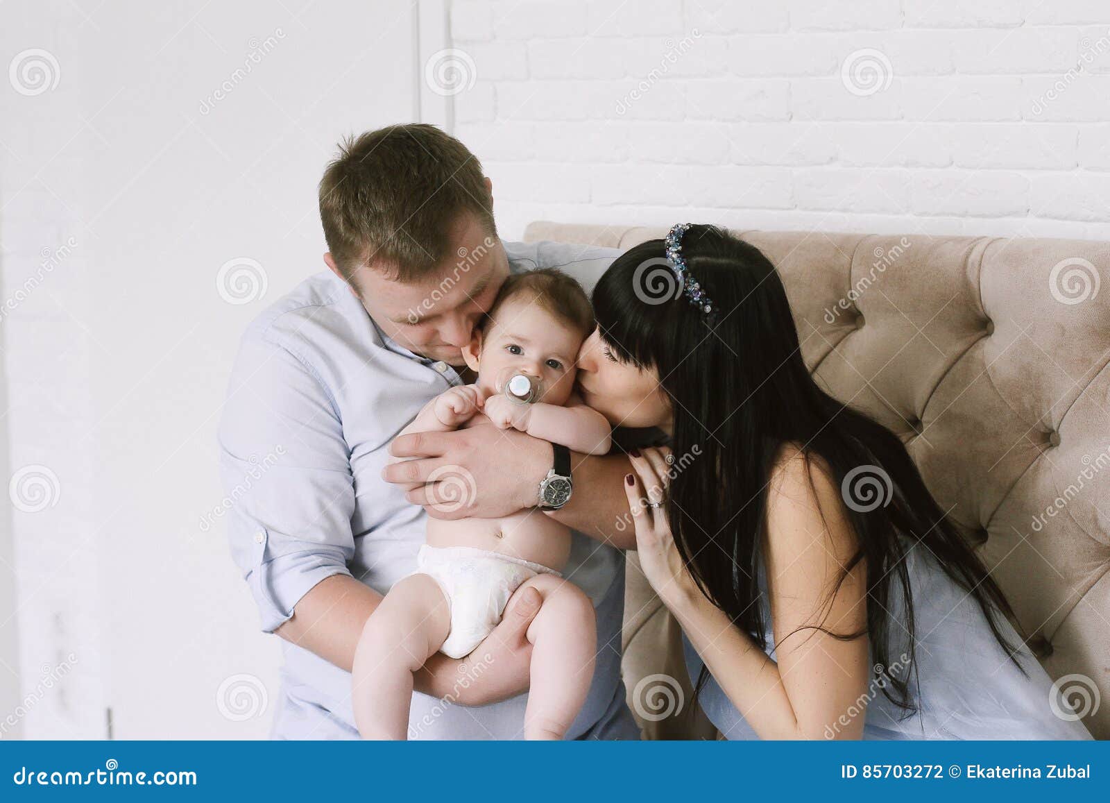 Famiglia Felice Che Consiste Del Neonato Del S Del Papa E Della Mamma Rapporti Di Famiglia Felici Fotografia Stock Immagine Di Cute Femmina