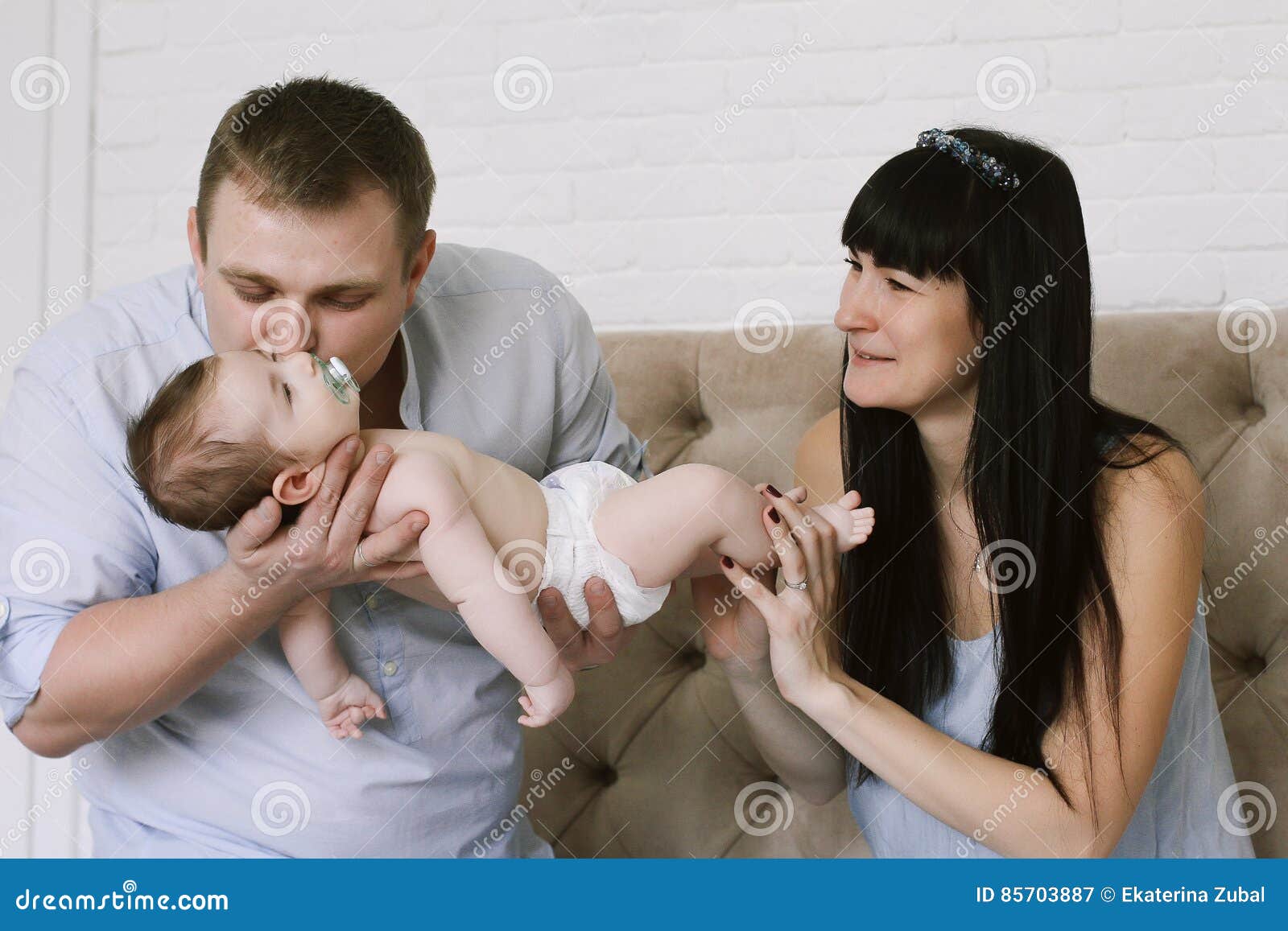 Famiglia Felice Che Consiste Del Neonato Del S Del Papa E Della Mamma Rapporti Di Famiglia Felici Immagine Stock Immagine Di Background Femmina