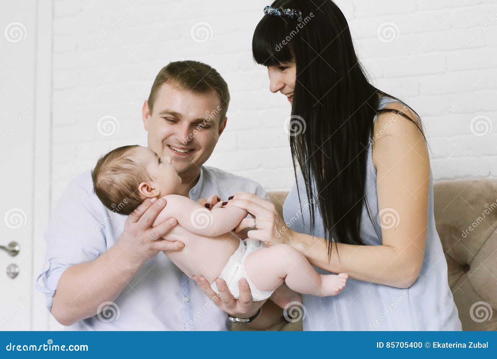 Famiglia Felice Che Consiste Del Neonato Del S Del Papa E Della Mamma Rapporti Di Famiglia Felici Fotografia Stock Immagine Di Uomini Madre