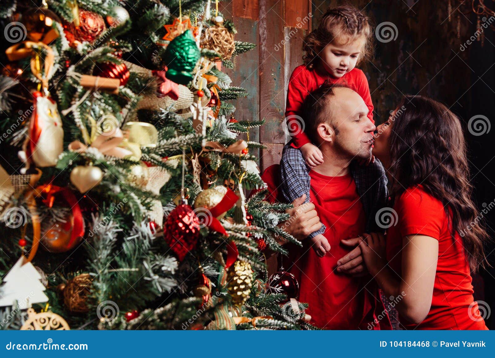 Albero Di Natale Con Foto Di Famiglia.Famiglia Felice Che Decora Un Albero Di Natale Con I Boubles Nel Salone Fotografia Stock Immagine Di Parenting Nuovo 104184468