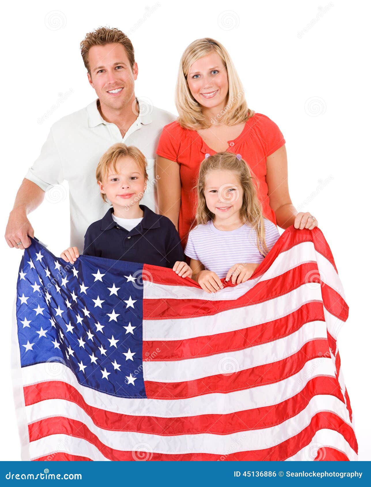 Famiglia La Famiglia Americana Sostiene La Bandiera Degli Stati Uniti Fotografia Stock