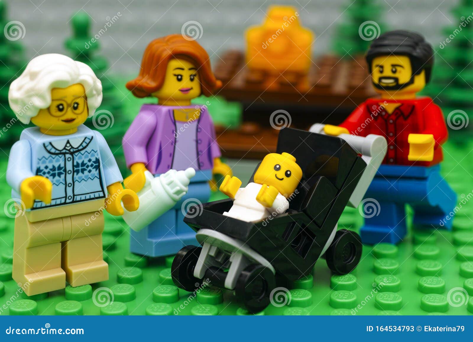 Famiglia Lego - Padre, Madre, Nonna E Bambino in Passeggino Fotografia  Stock Editoriale - Immagine di tabella, fico: 164534793