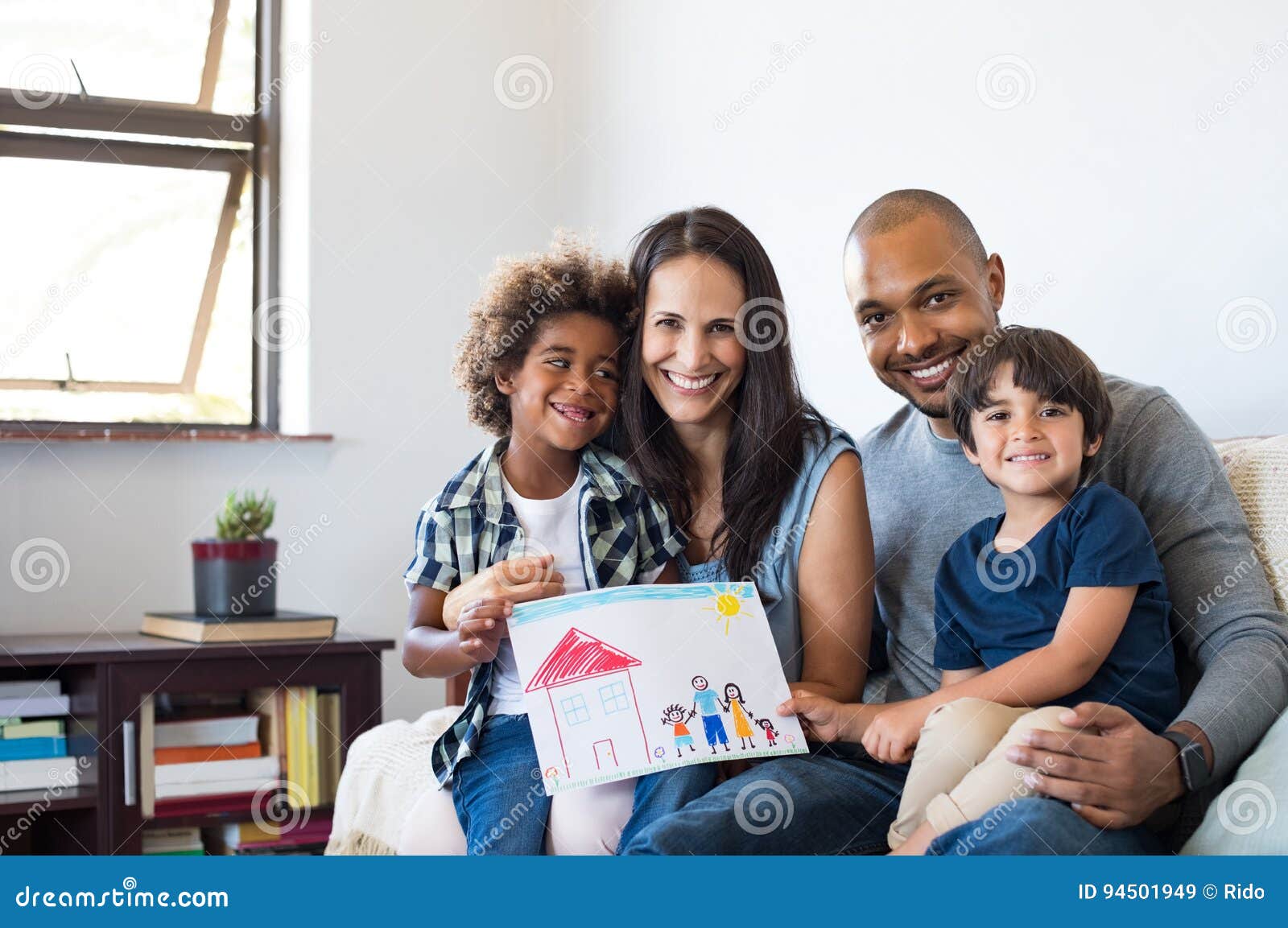 Famiglia multietnica sul sof 