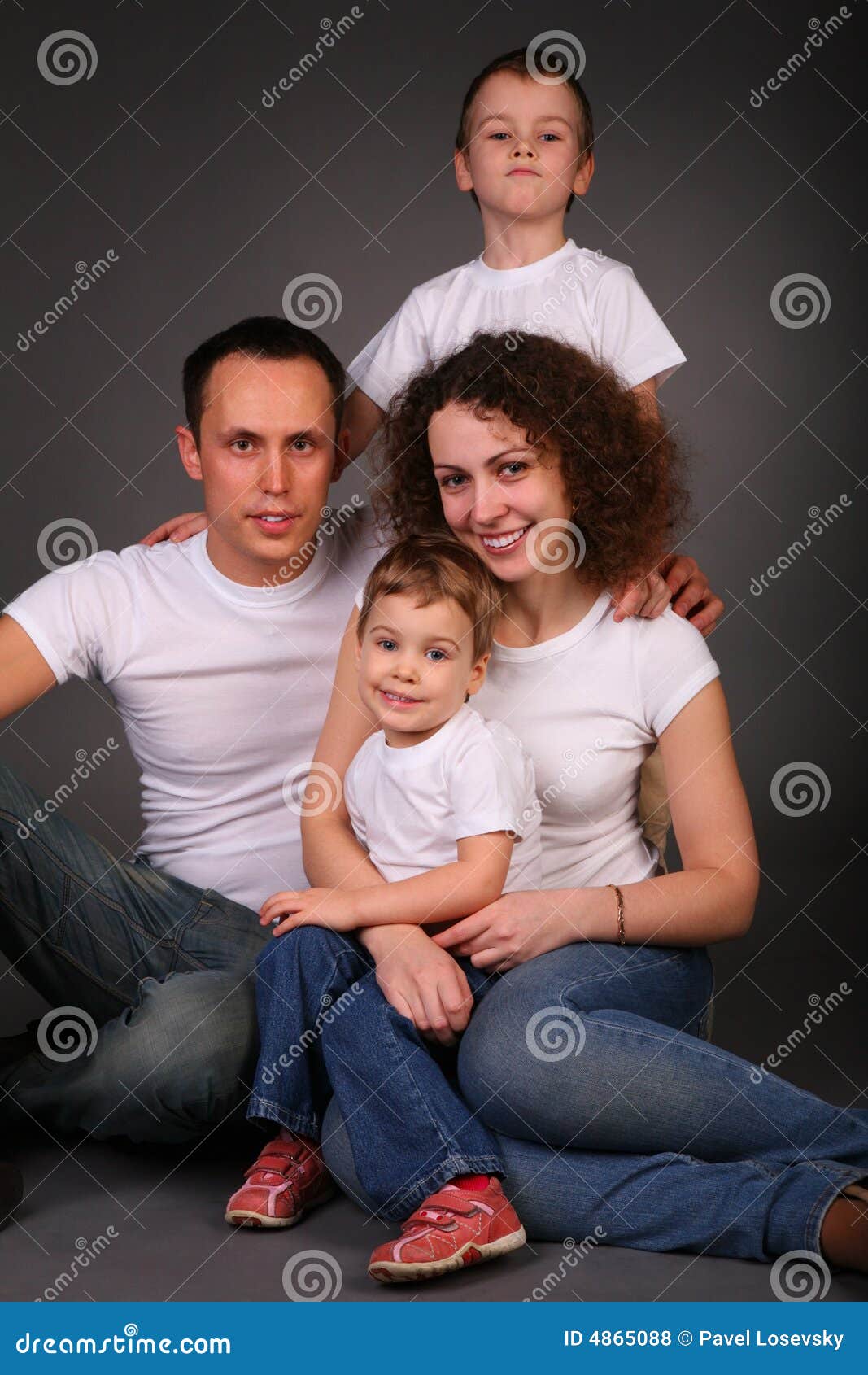 Famiglia In Studio Su Oscurita Fotografia Stock Immagine Di Gruppo Famiglia