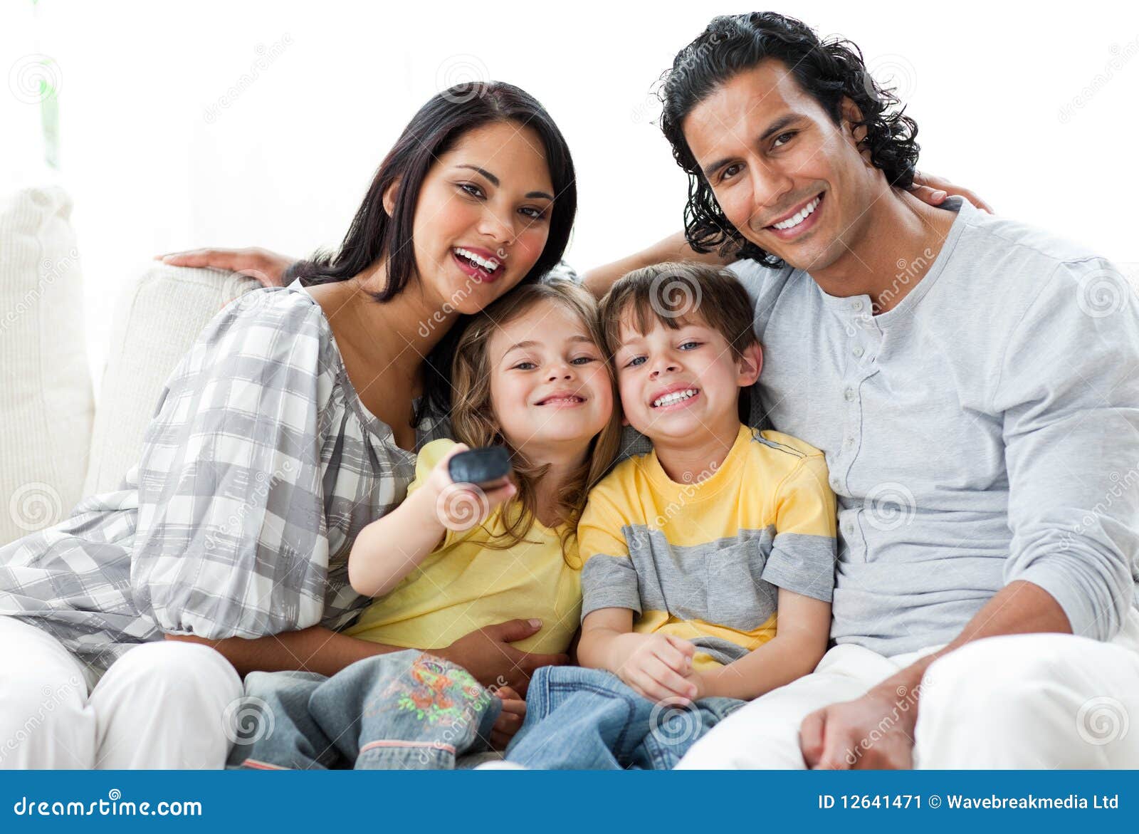 Familia Animada Que Ve La TV Junto Imagen de archivo - Imagen de relajado, hermana: 12641471 Familia Animada Que Ve La TV Junto Imagen de archivo - Imagen de relajado, hermana: 12641471