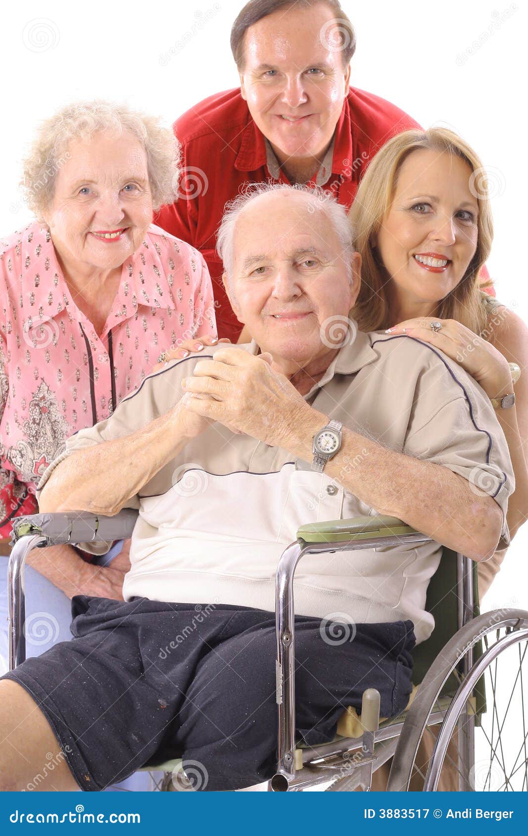 Familia con el upclose de la vertical del padre de la desventaja. Familia con el upclose vertical del padre de la desventaja aislado en blanco