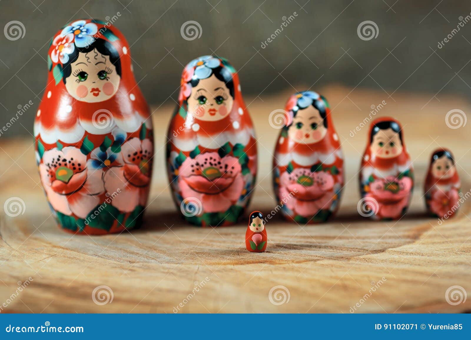 Familia De Matryoshka Muñeca Rusa En Una Tabla De Madera Imagen de archivo - Imagen de peque, soviet: 91102071