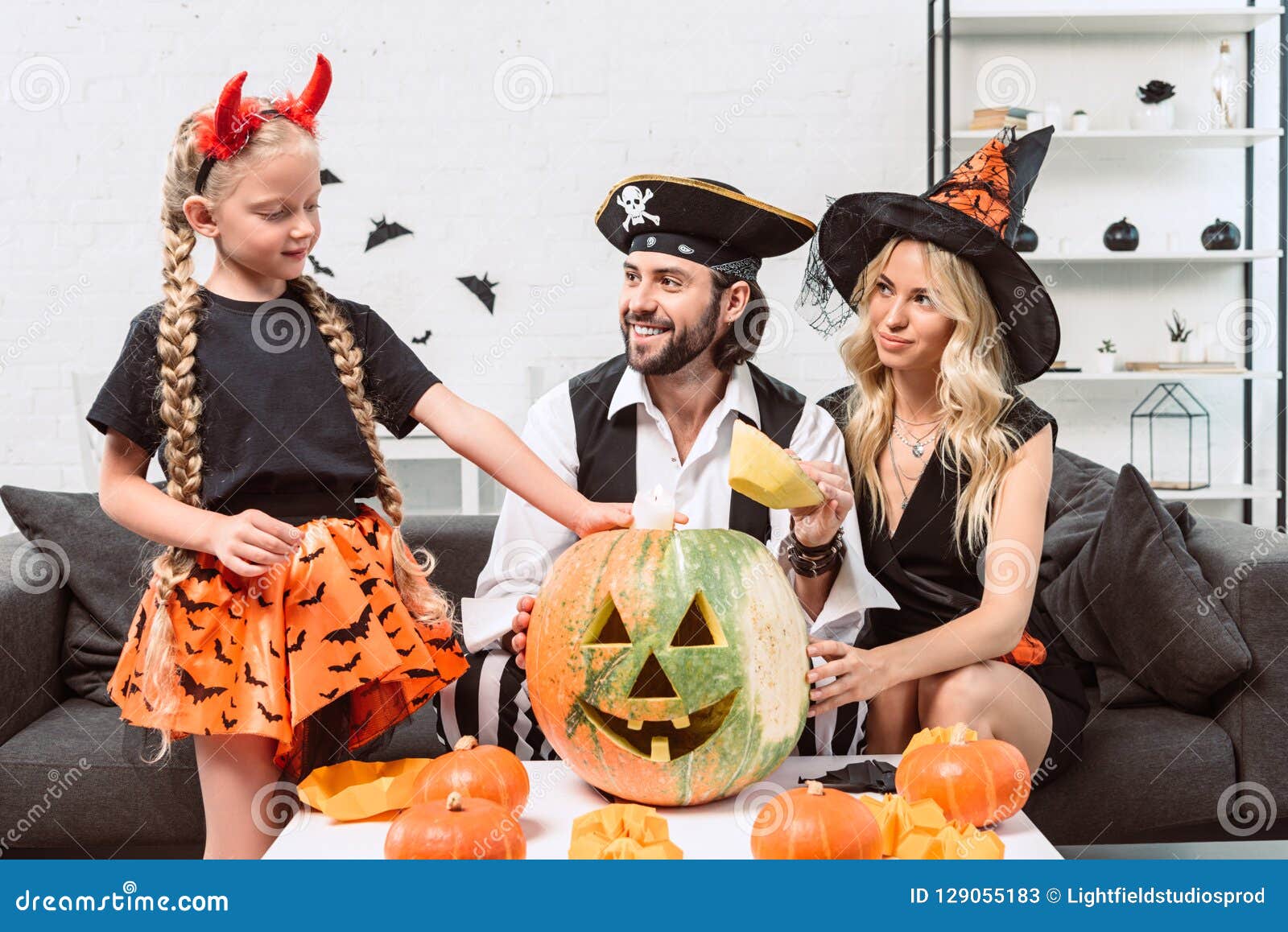Familia En Disfraces De Halloween En El Sofá En La Mesa De Centro Con Las Calabazas Imagen de archivo - Imagen de pirata, hija: 129055183 Familia En Disfraces De Halloween En El Sofá En La Mesa De Centro Con Las Calabazas Imagen de archivo - Imagen de pirata, hija: 129055183