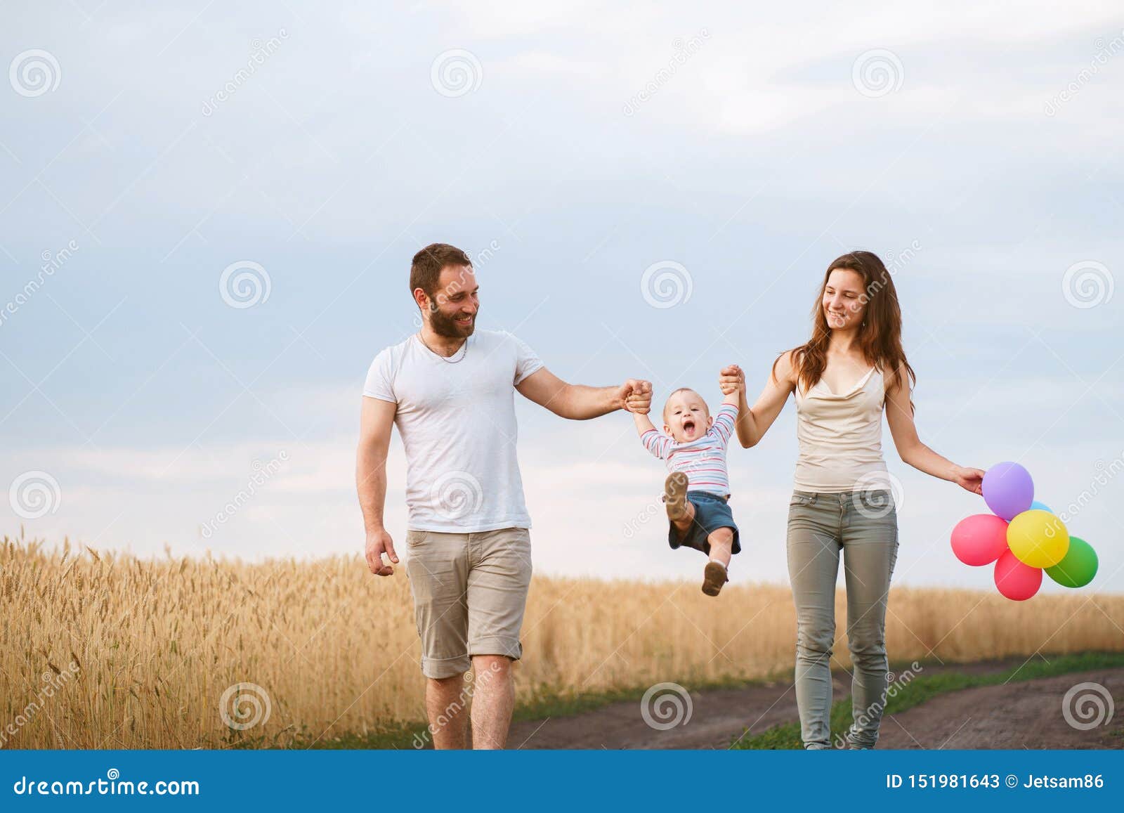 Familia Feliz De Mama De Papa Y De Hijo Caminando Al Aire Libre Imagen De Archivo Imagen De Poco Lifestyle