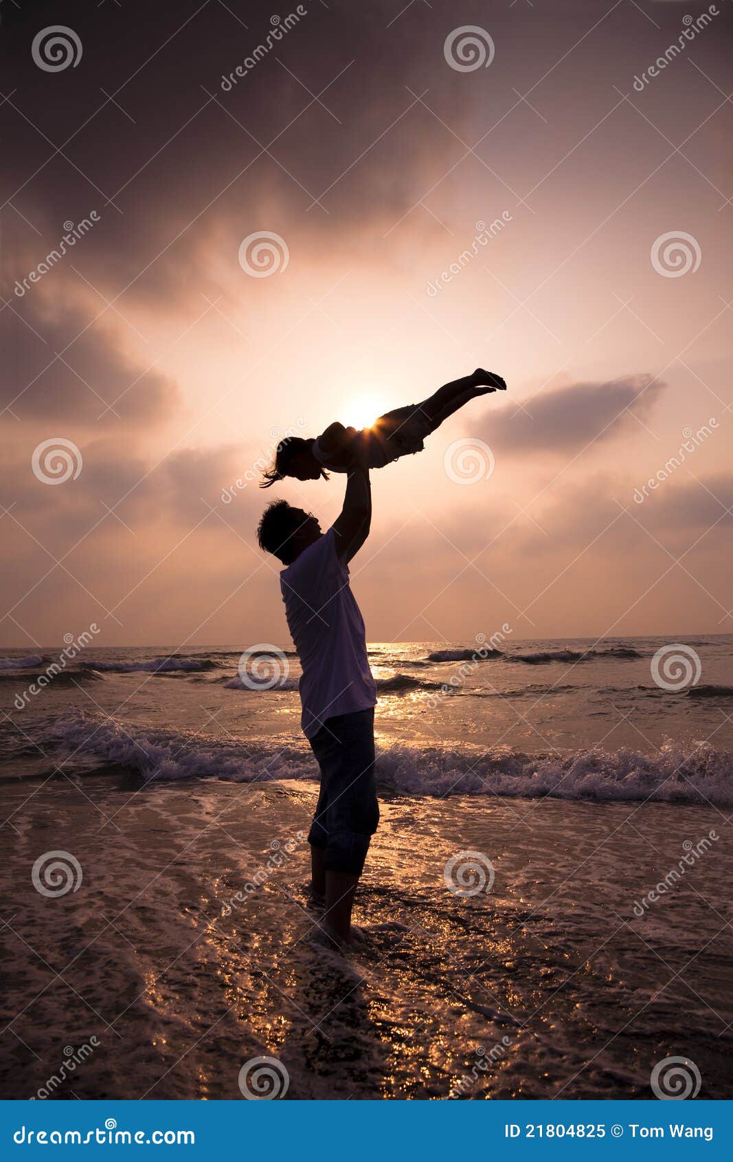 La silueta de la familia feliz en la playa