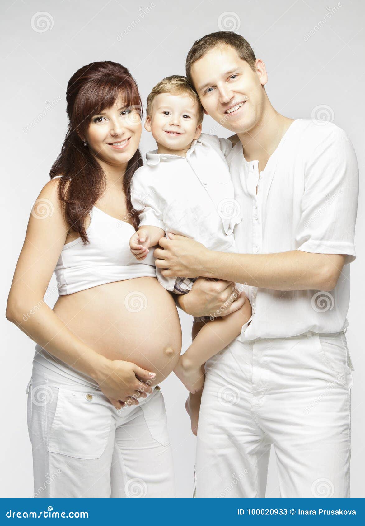 Familia Feliz, Padre Embarazada De La Madre Y Niño En Blanco Imagen de  archivo - Imagen de vientre, mirando: 100020933