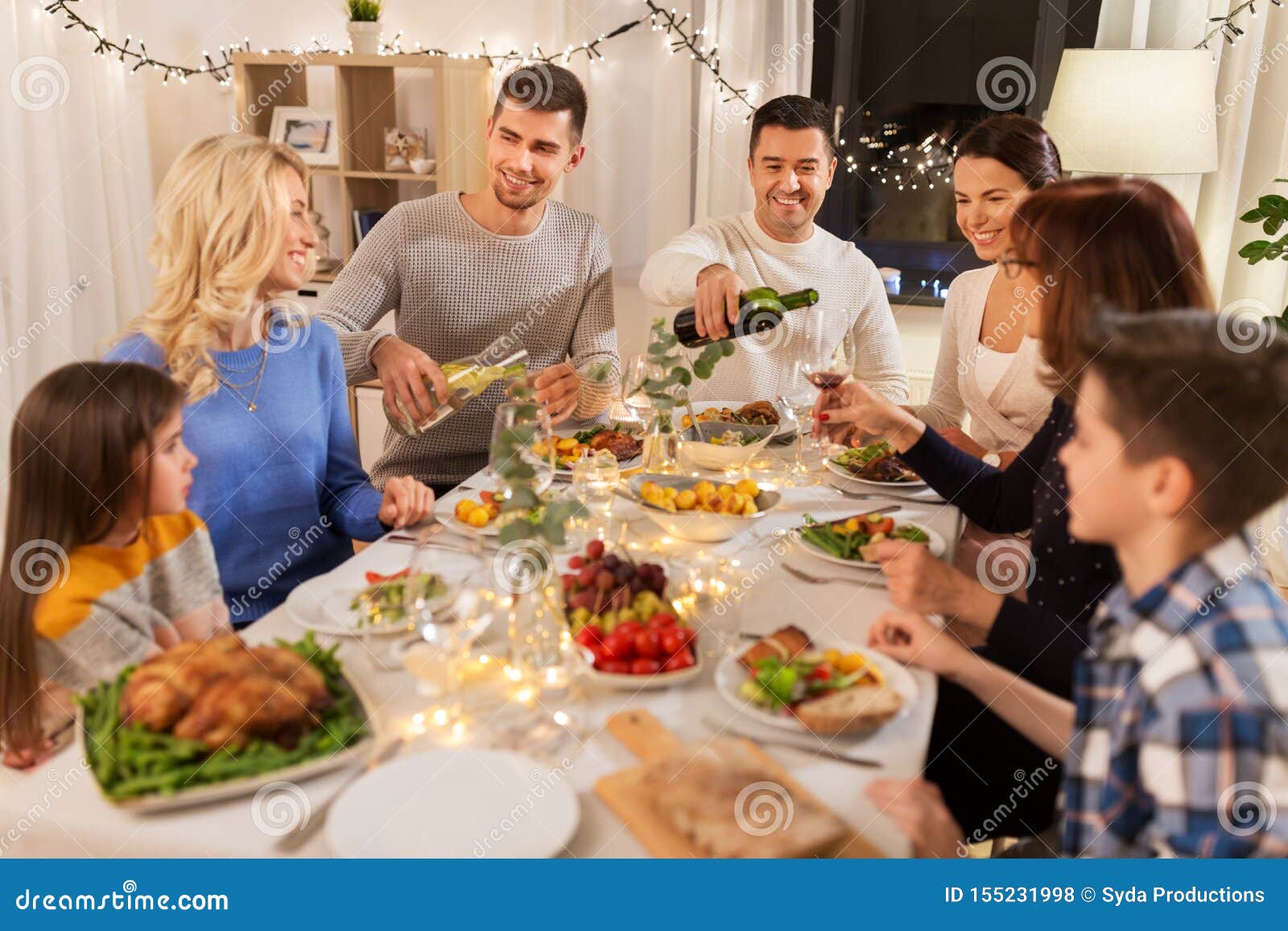 Celebraci?n, d?as de fiesta y concepto de la gente - familia feliz que tiene partido de cena en casa