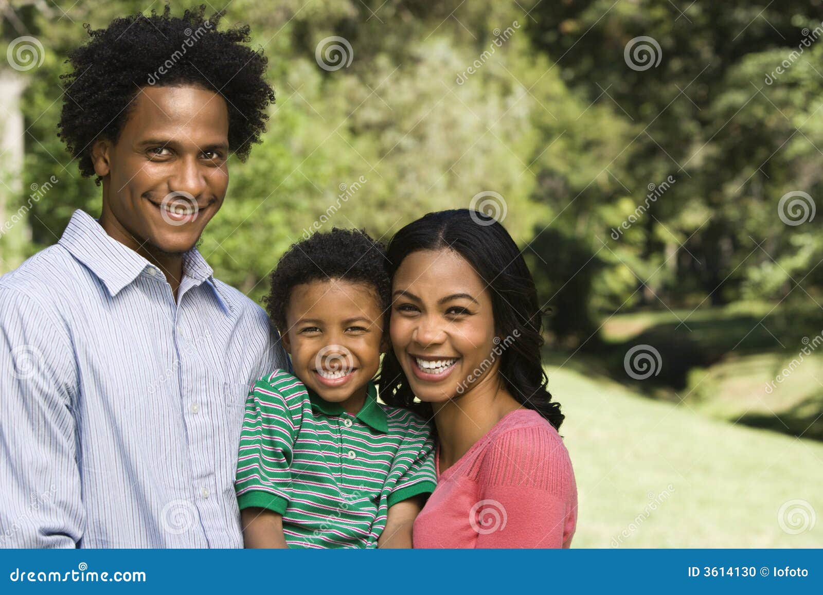 Familia feliz sonriente.