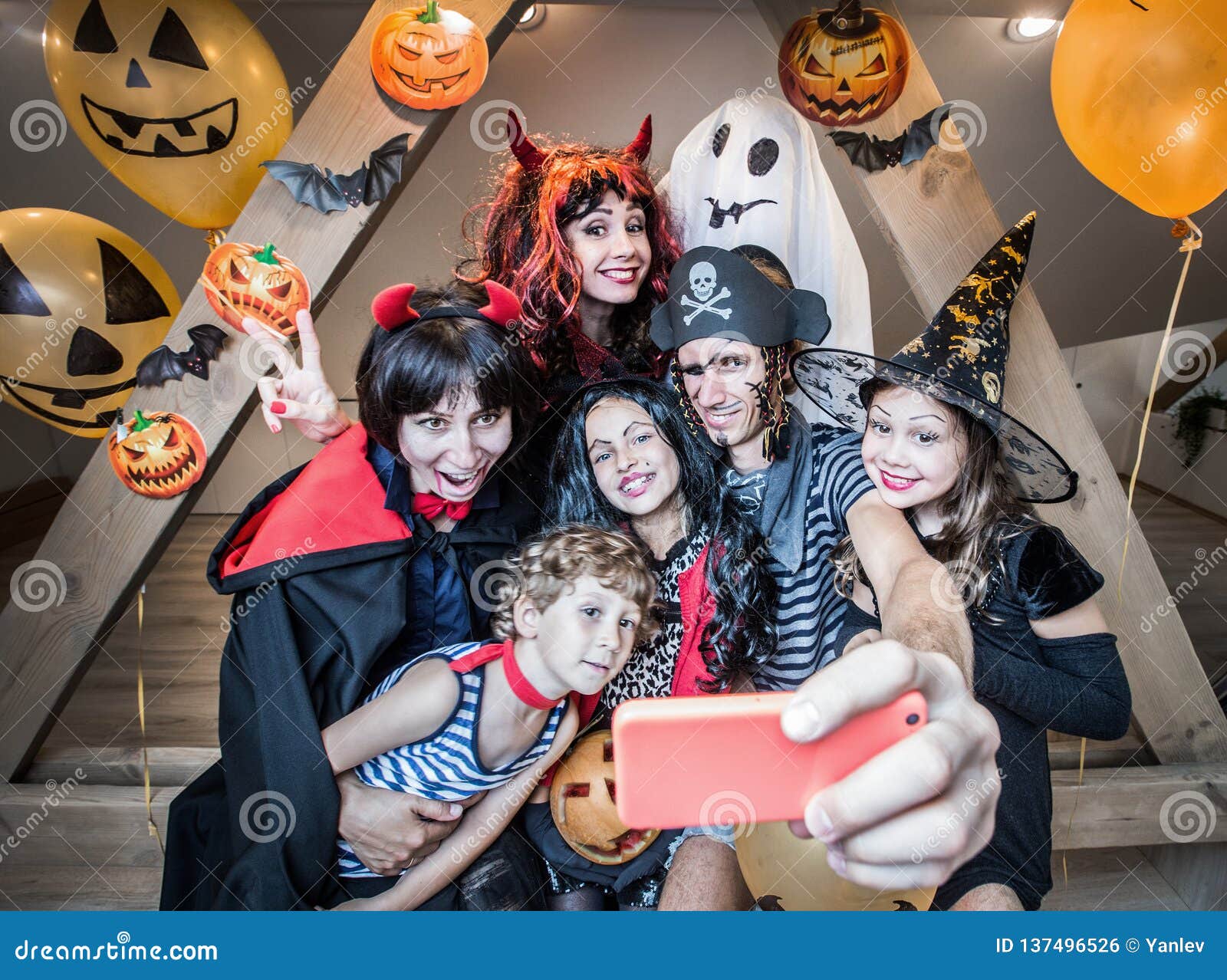 Familia Grande En Disfraces De Halloween Foto De Archivo - Imagen De  Calabaza, Besar: 137496526