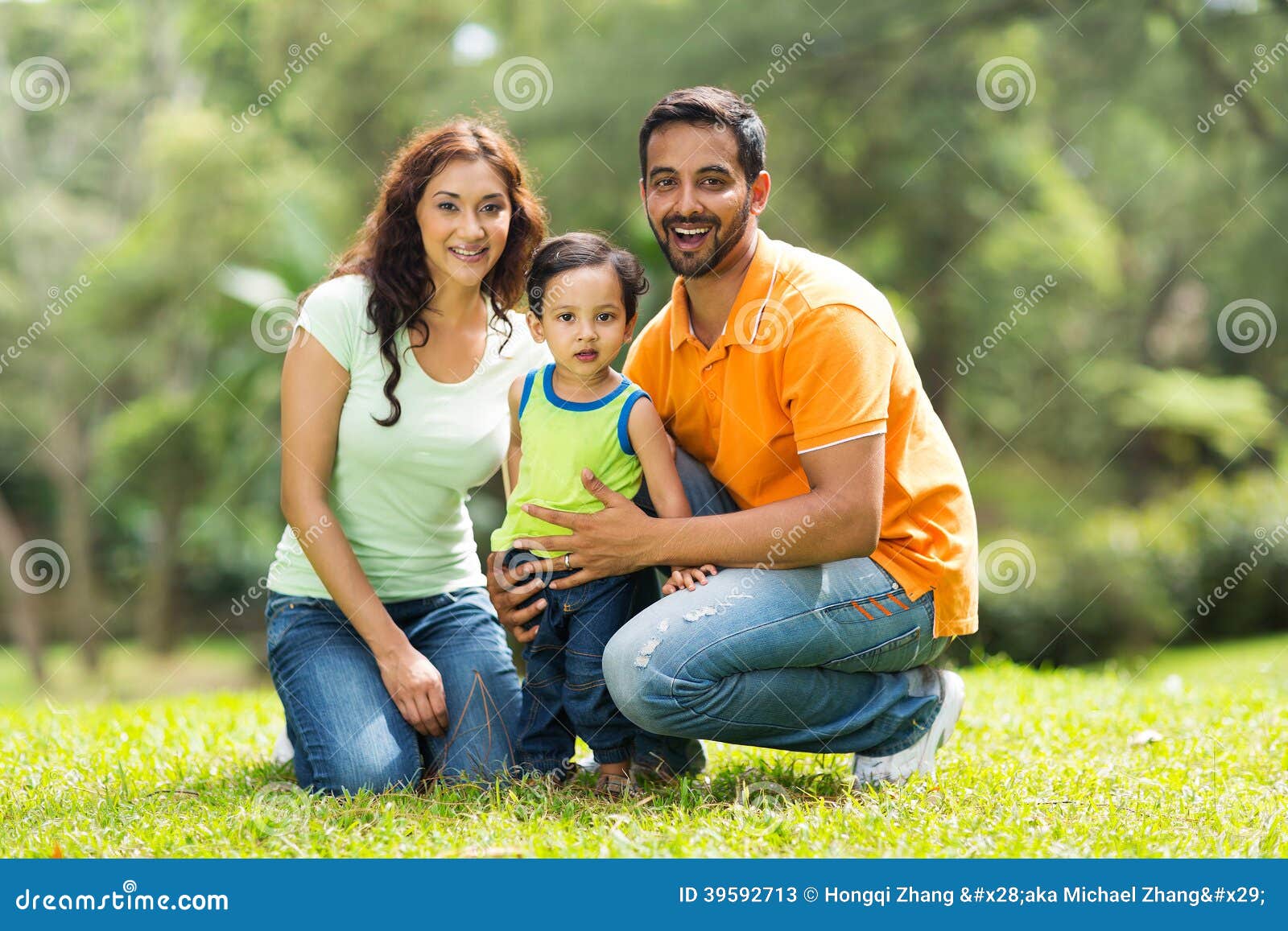 Familia India Al Aire Libre Imagen de archivo - Imagen de padres