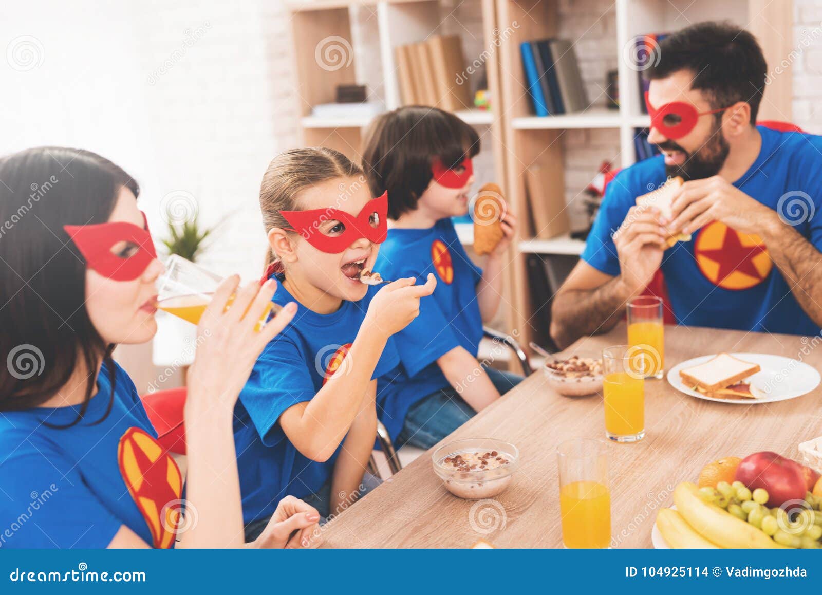 Niños Con Trajes Rojos Y Azules De Superhéroes. Ellos En Máscaras