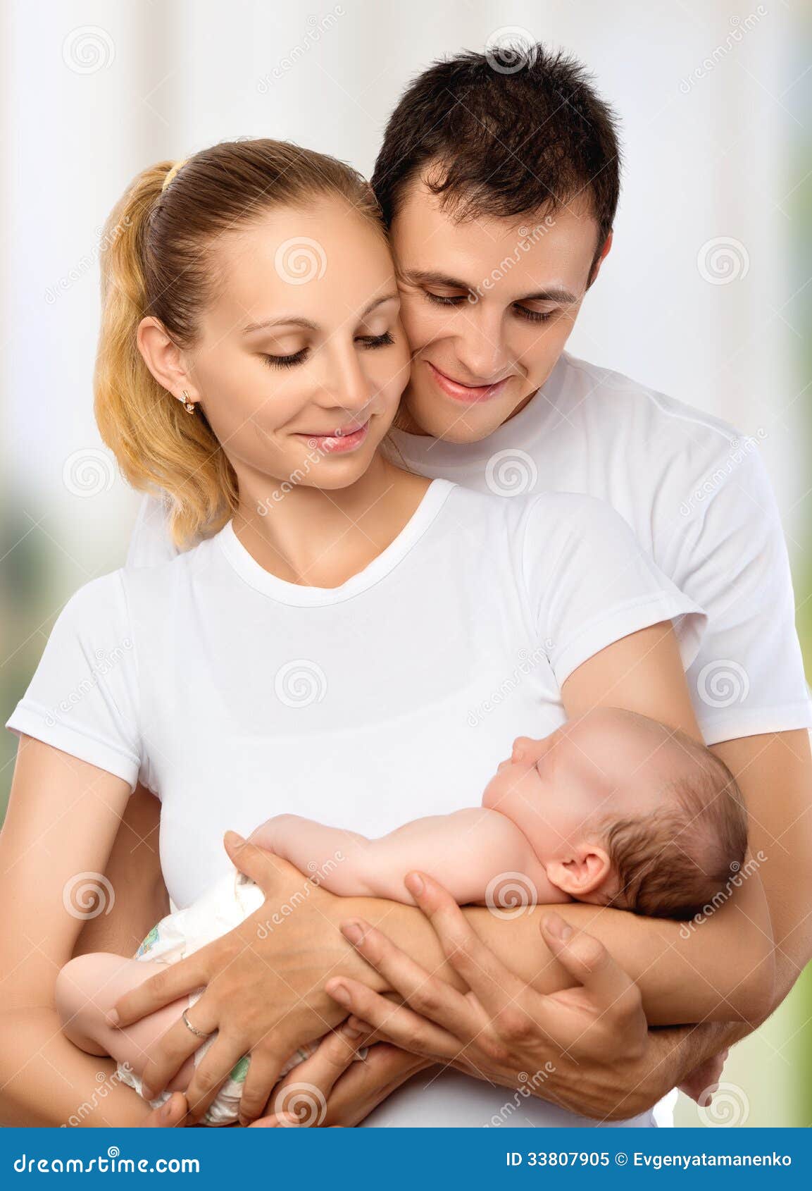 Familia Joven Feliz De Madre De Padre Y De Bebe Recien Nacido En Su A Imagen De Archivo Imagen De Manos Maternidad Familia Joven Feliz De Madre De Padre Y De Bebe Recien Nacido En Su A Imagen De Archivo Imagen De Manos Maternidad