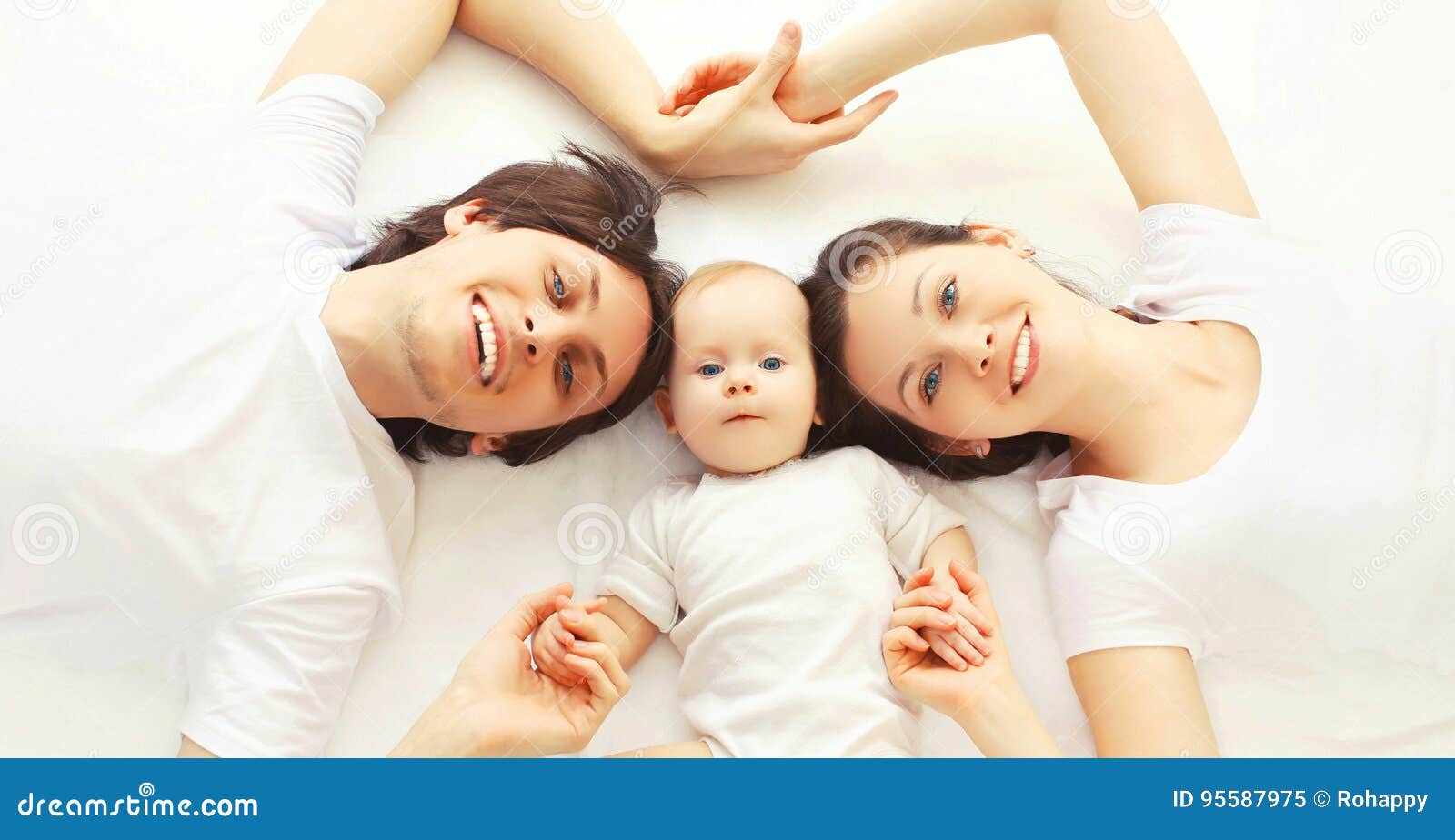 Familia Padre Madre Y Bebe Felices Del Retrato Del Primer Junto Imagen De Archivo Imagen De Cuidado Hermoso Familia Padre Madre Y Bebe Felices Del Retrato Del Primer Junto Imagen De Archivo Imagen De Cuidado Hermoso