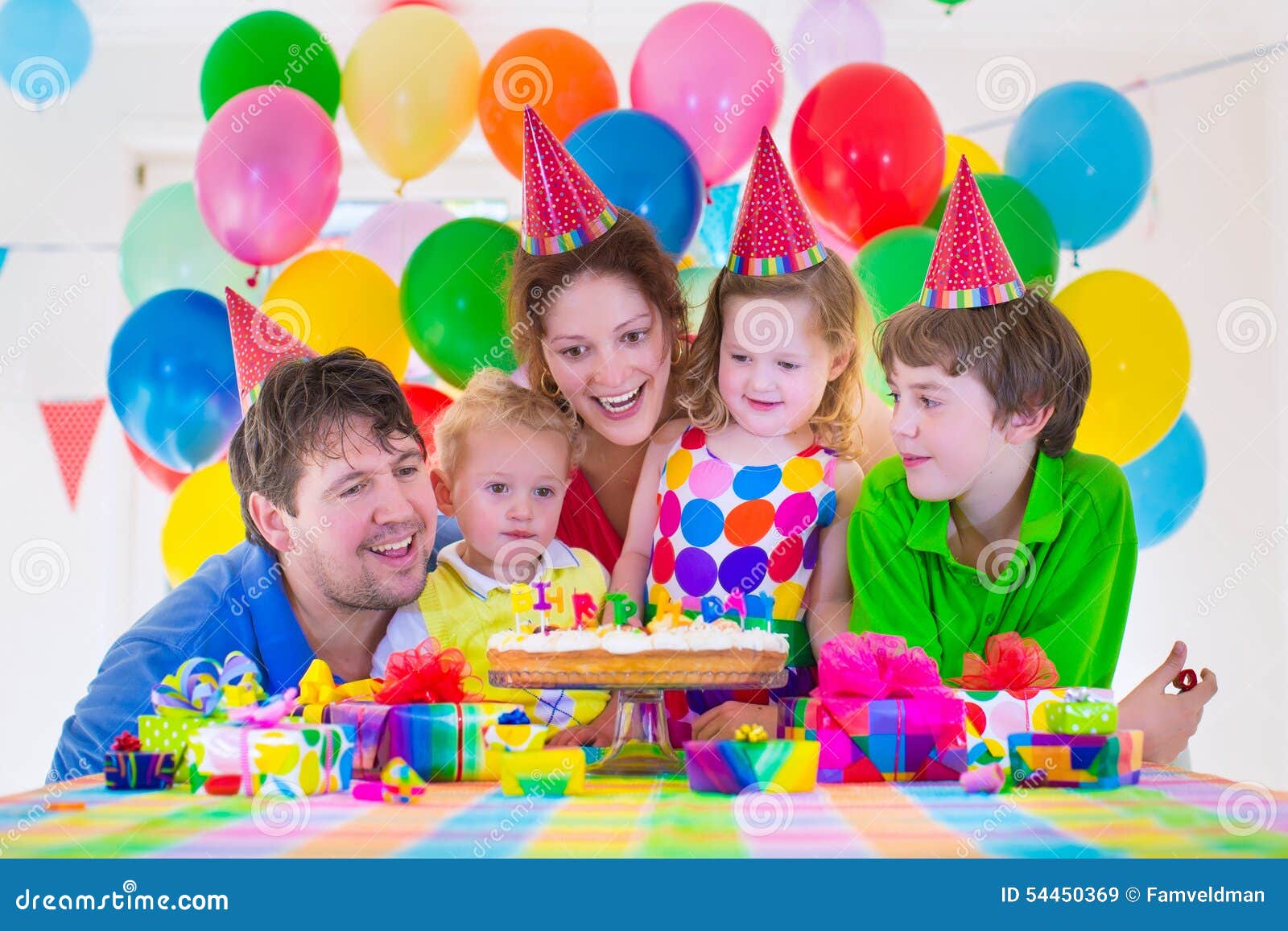 Día de la madre, cumpleaños y niños felices de la familia con