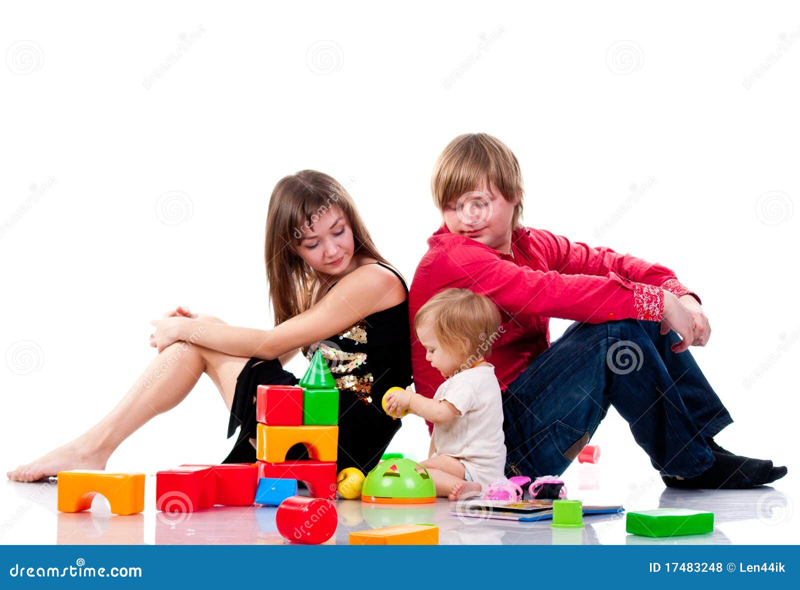 Familia que juega con los juguetes aislados en blanco