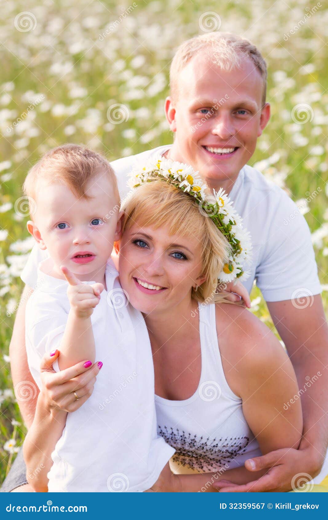 Familie auf der Wiese stockbild. Bild von wiese, familie